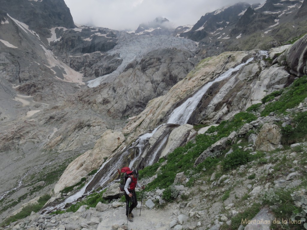 Mario subiendo al Refugio del Glaciar Blanc, detrás el Glaciar Blanc